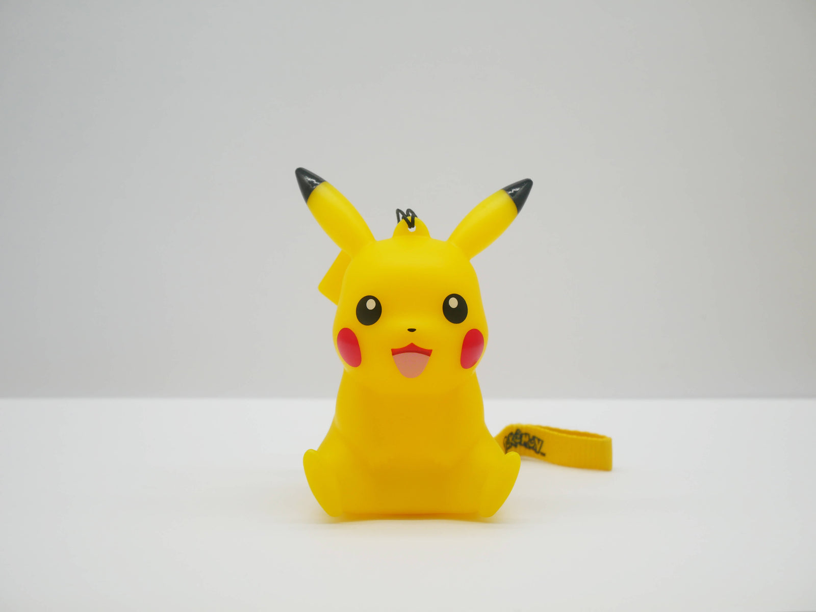 Figurine lumineuse Pokémon Pikachu assis avec dragonne