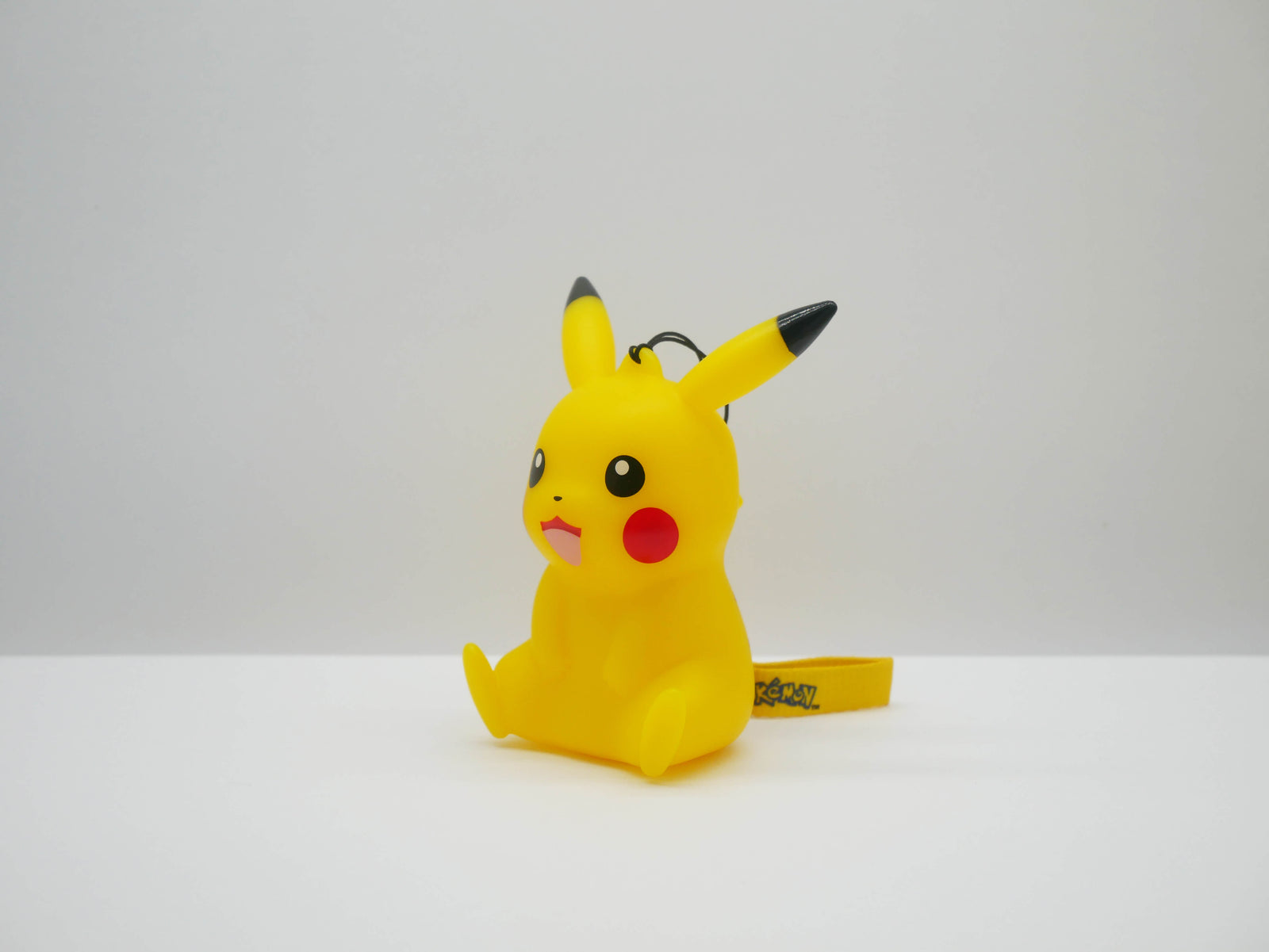Figurine lumineuse Pokémon Pikachu assis avec dragonne