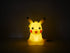 Figurine lumineuse Pokémon Pikachu assis avec dragonne