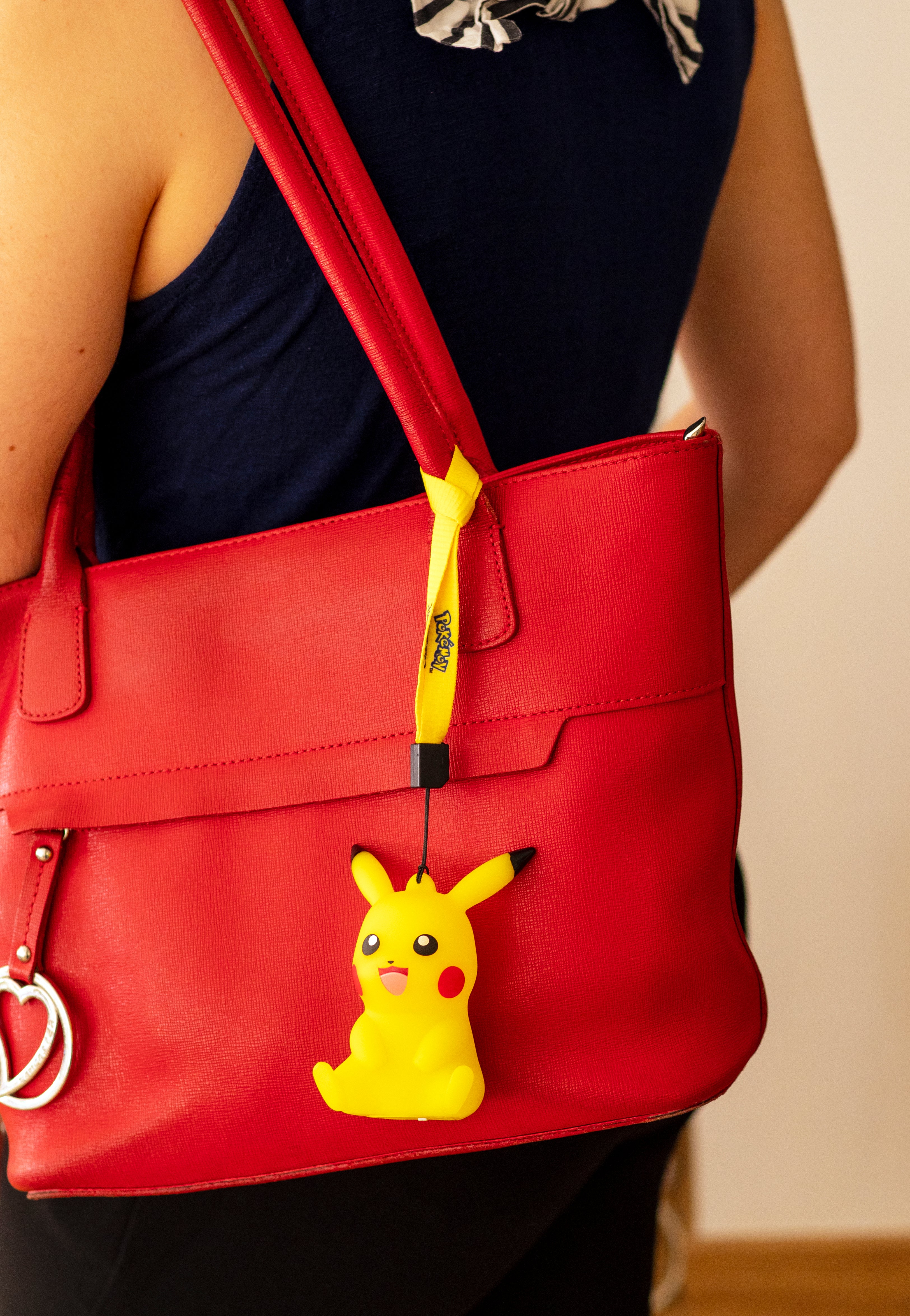 Figurine lumineuse Pokémon Pikachu assis avec dragonne
