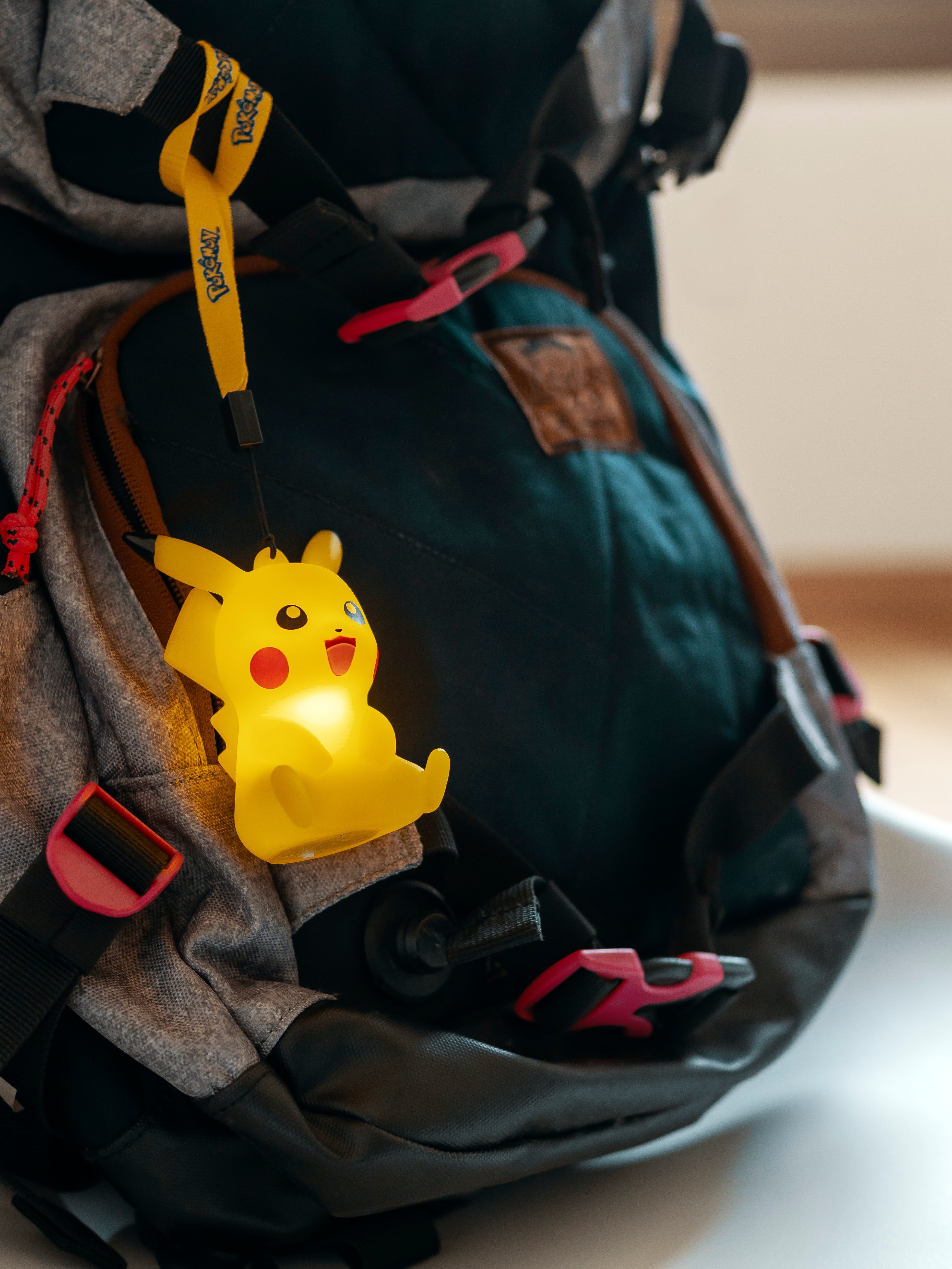 Figurine lumineuse Pokémon Pikachu assis avec dragonne