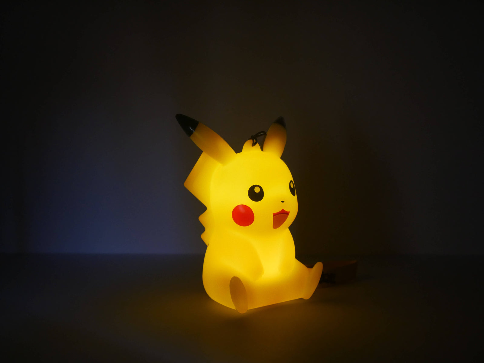 Figurine lumineuse Pokémon Pikachu assis avec dragonne