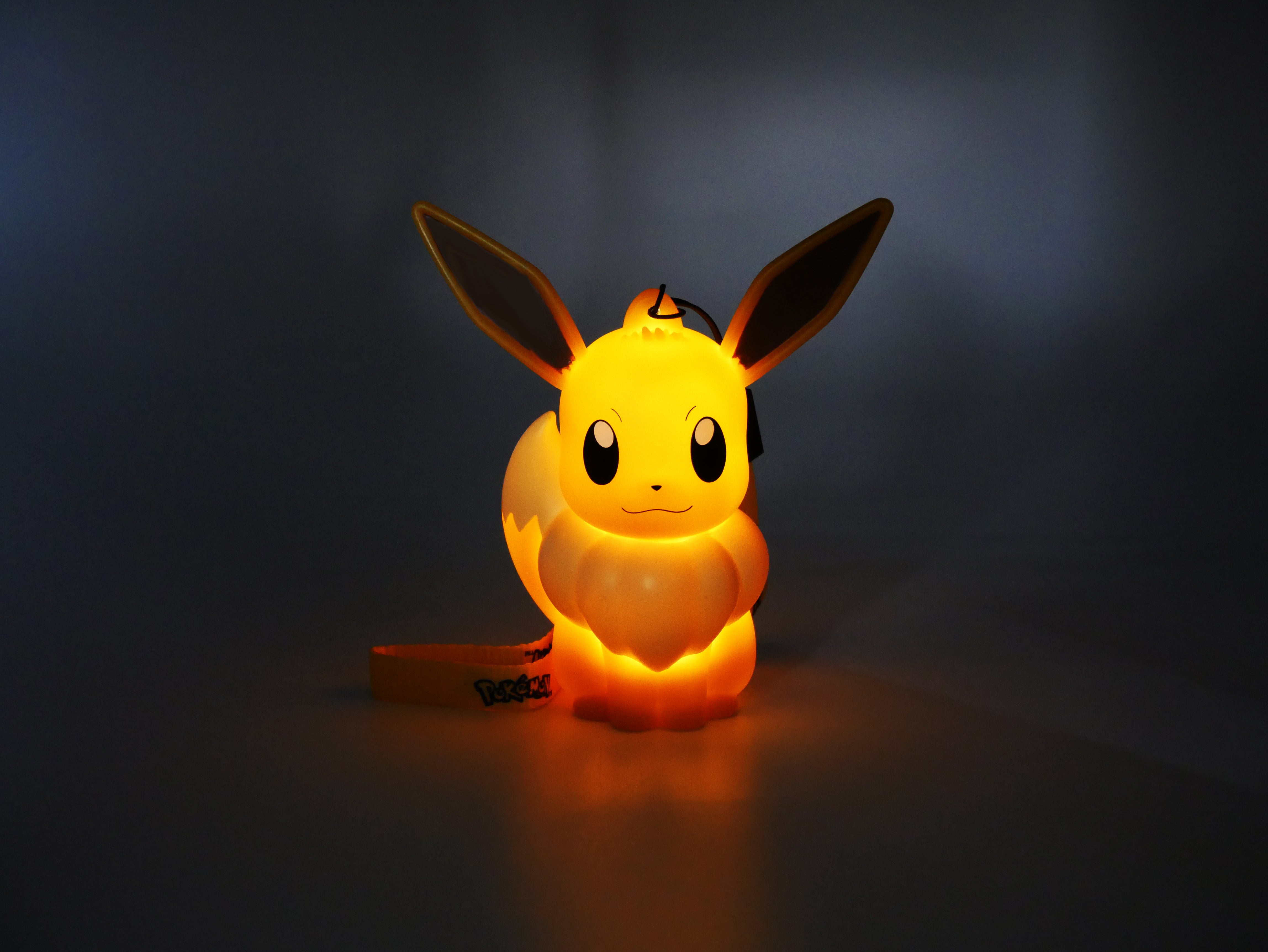 Figurine lumineuse Pokémon Évoli avec dragonne