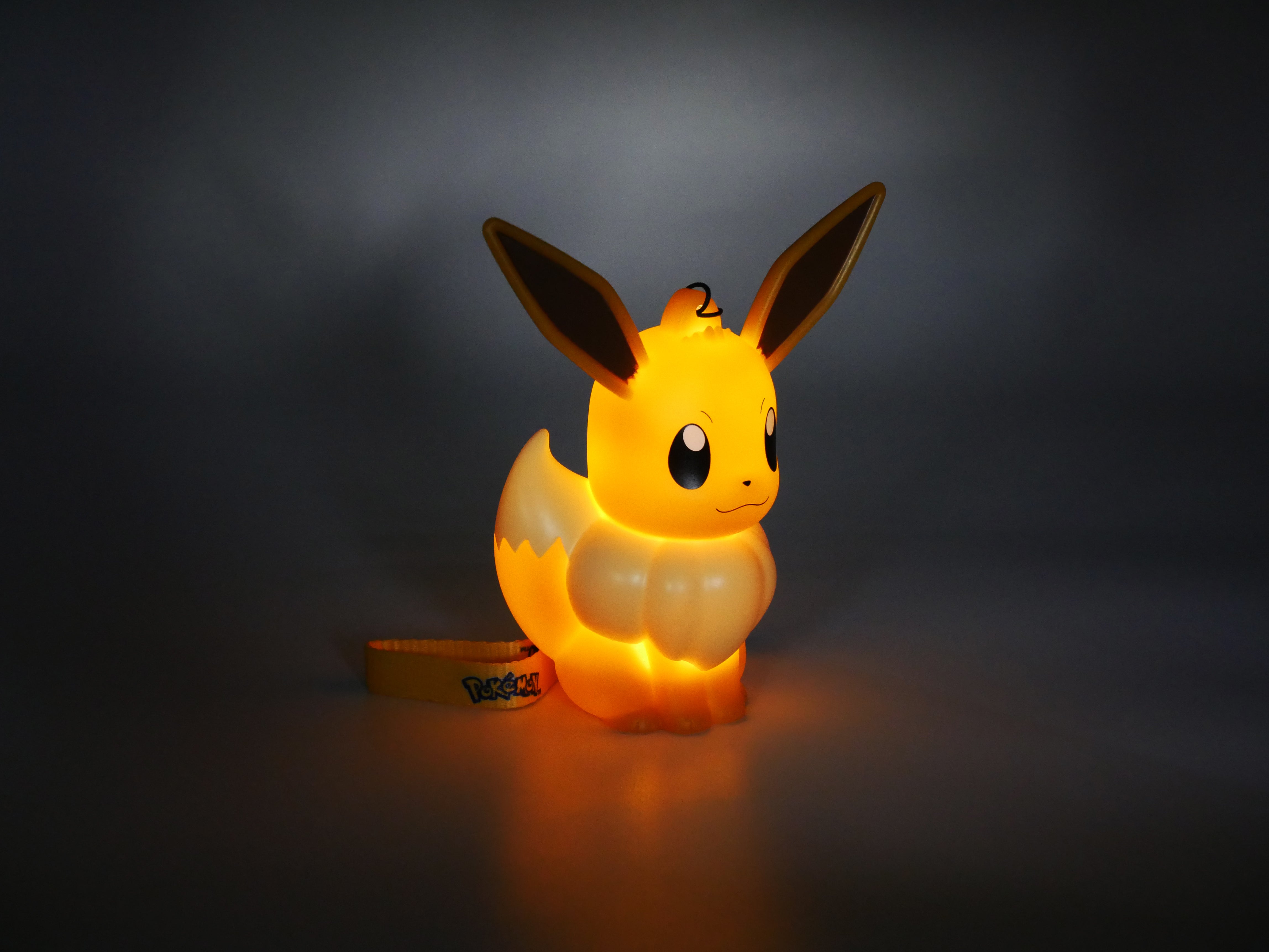 Figurine lumineuse Pokémon Évoli avec dragonne