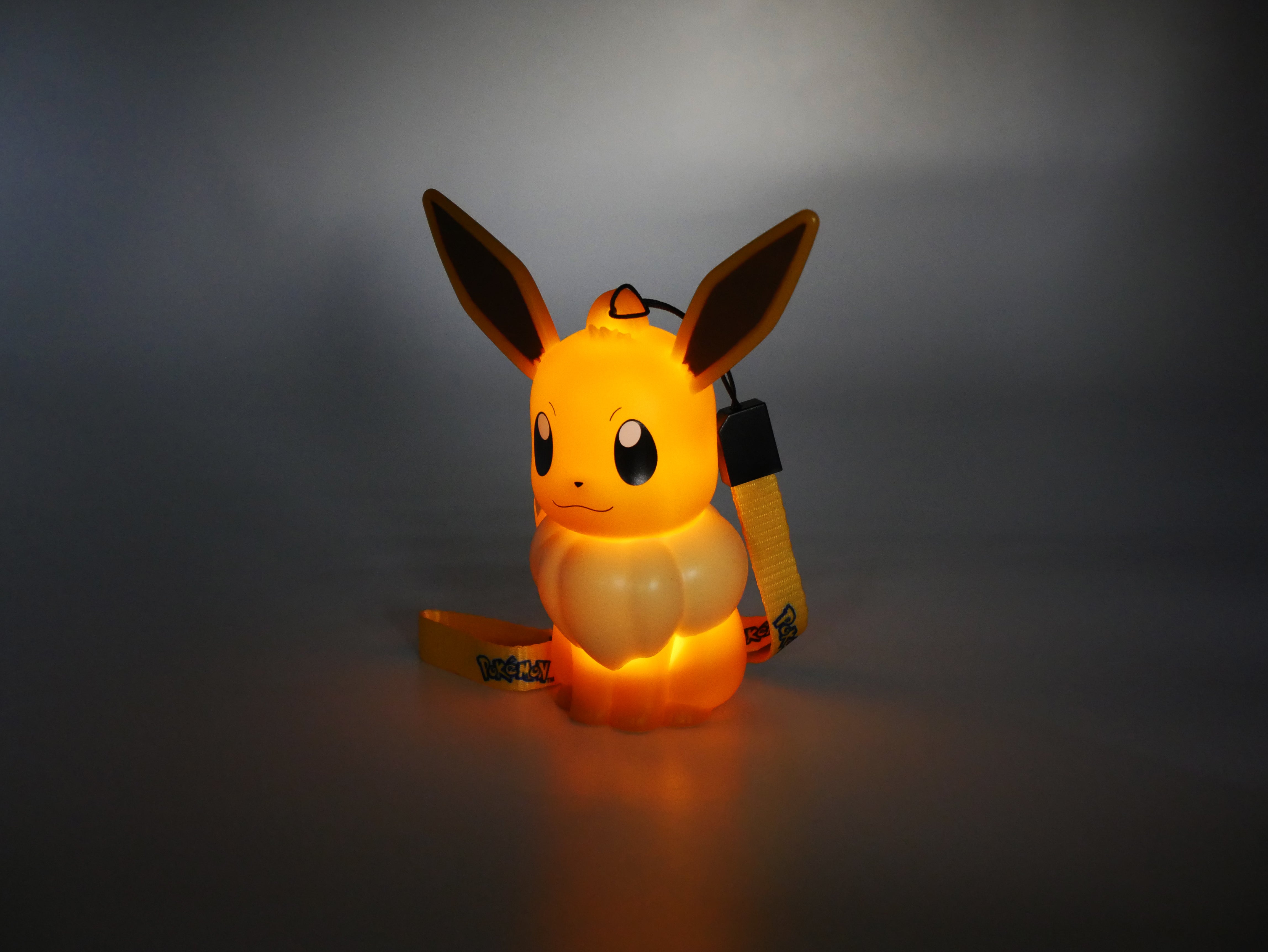 Figurine lumineuse Pokémon Évoli avec dragonne