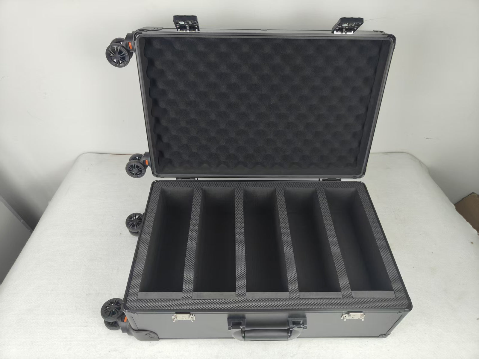 Pre-order delivery End of November EVORETRO Graded Card Case — Show-Day Roller, TSA Lock, Foam