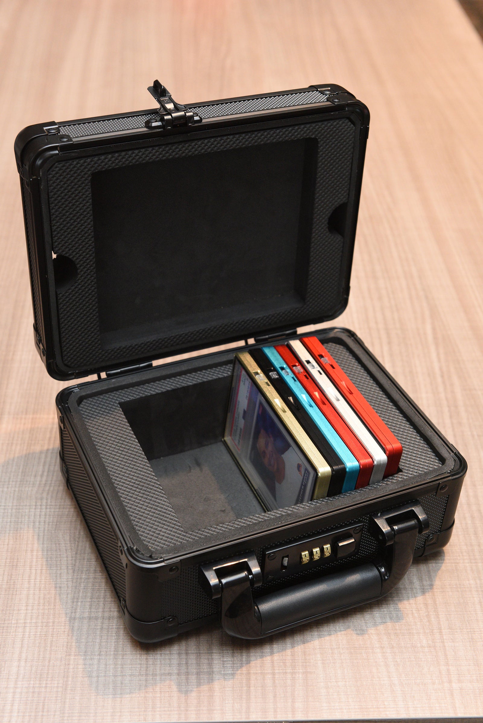 Étui EVORETRO pour cartes gradées — format mini avec fenêtre d’exposition et serrure
