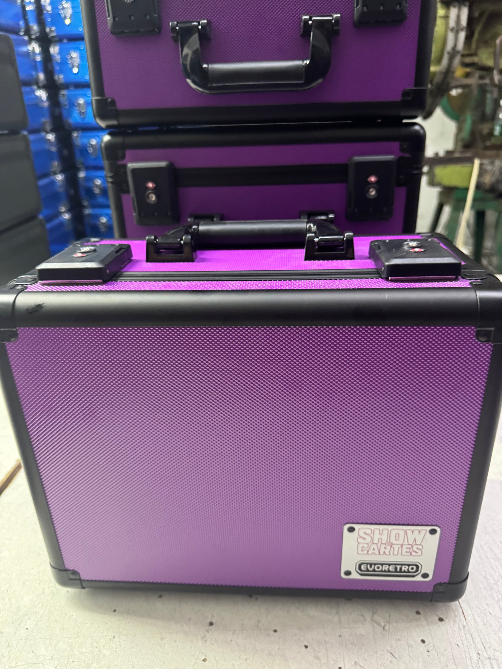 EVORETRO x Show de Cartes – Valise Aluminium Violette avec Combinaison