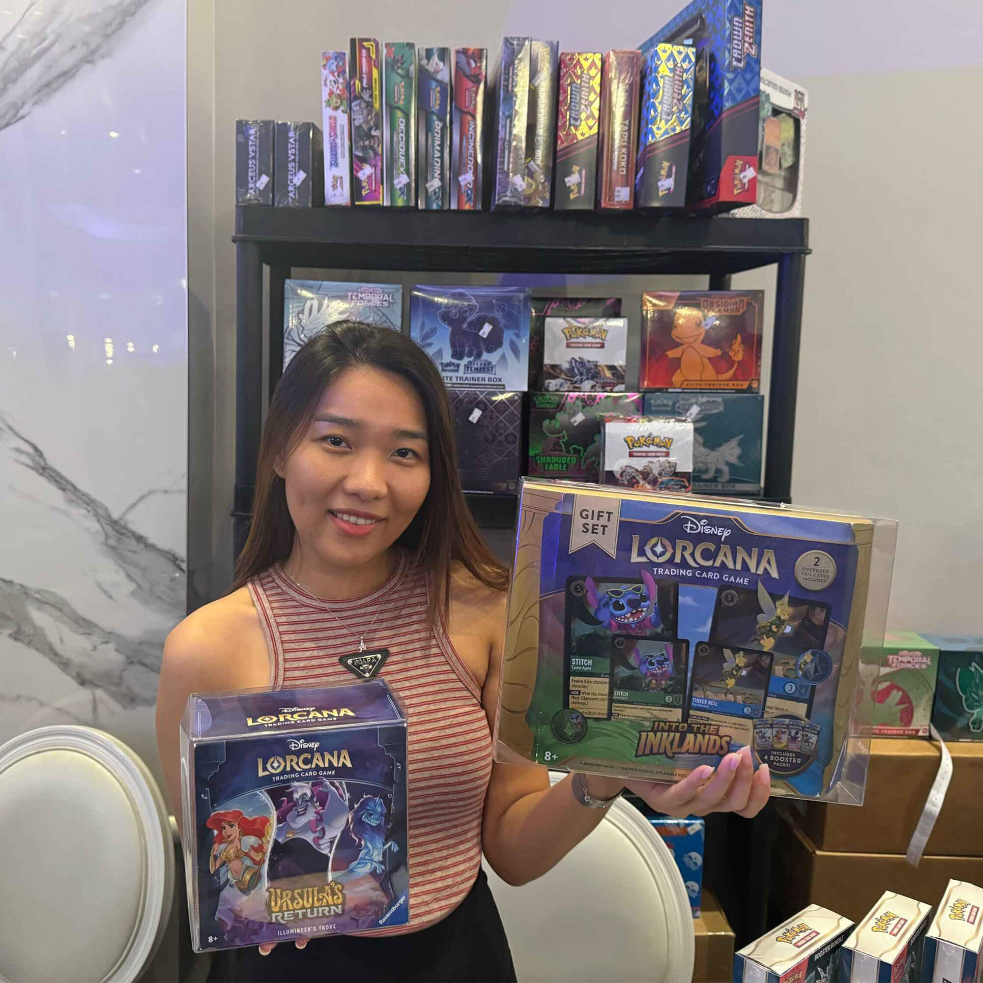 LORCANA INTO THE INKLANDS ILLUMINEER'S TROVE PACK DE 2 PROTECTEURS POUR ANIMAUX DE COMPAGNIE