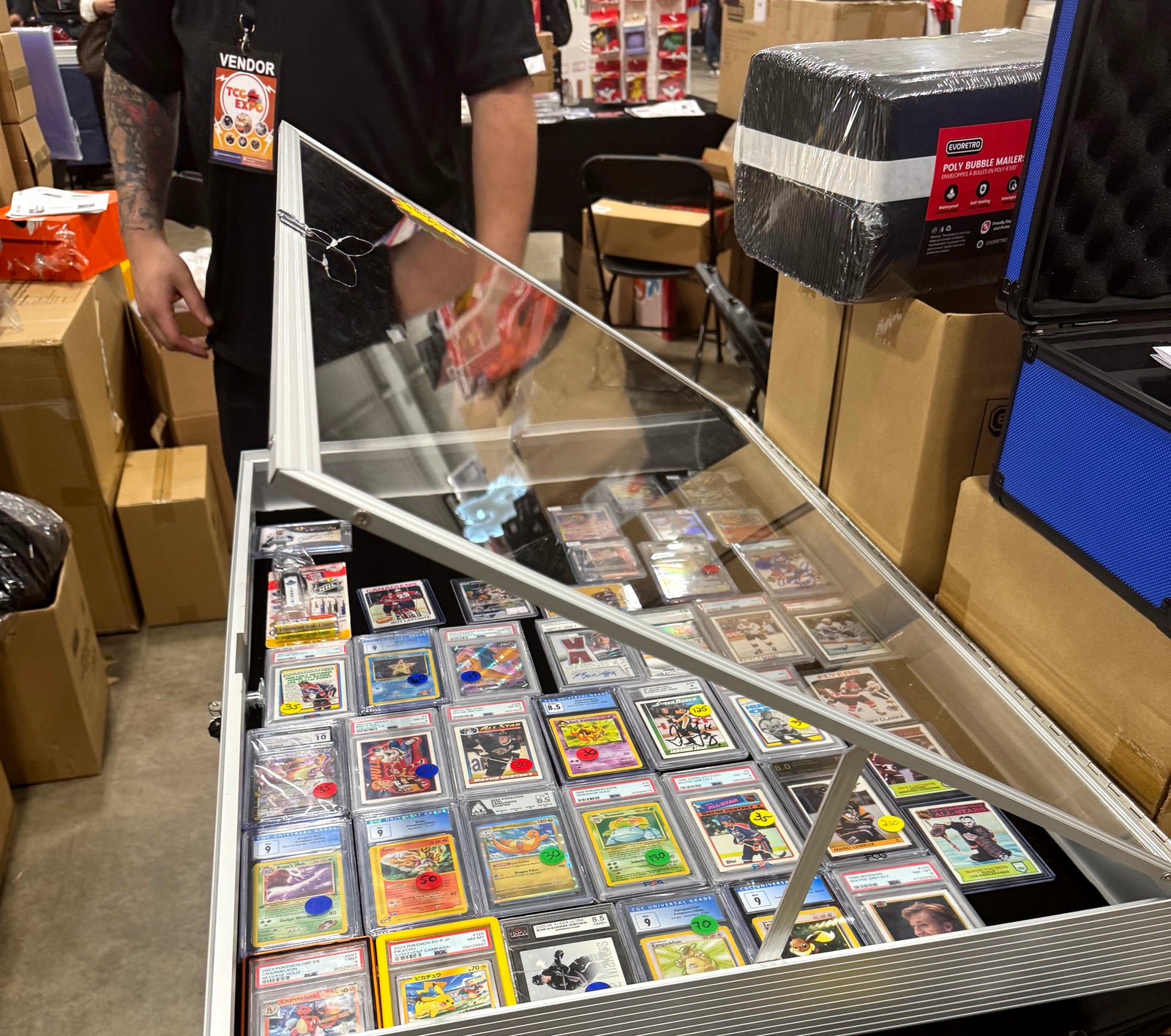 Lockable Aluminum Display Case – Top Display Vendor Trade Show